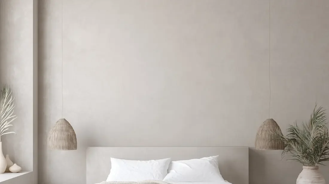 Dormitorio con suelo de microcemento