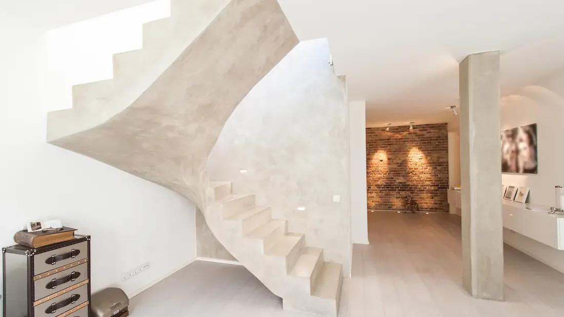 Escaleras de microcemento color beige