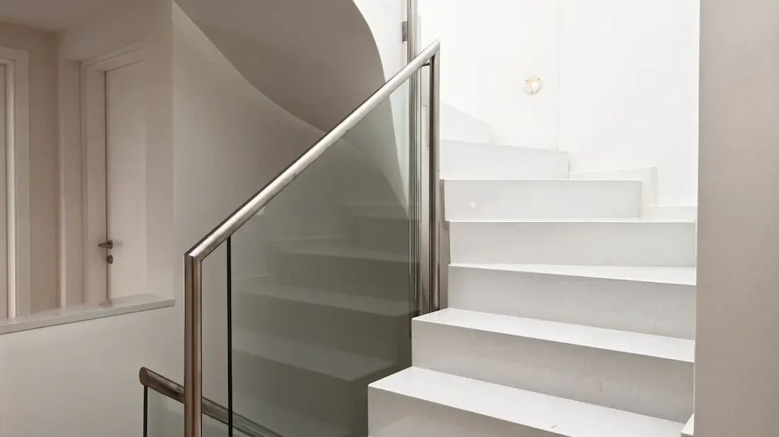 Escaleras de microcemento de color blanco