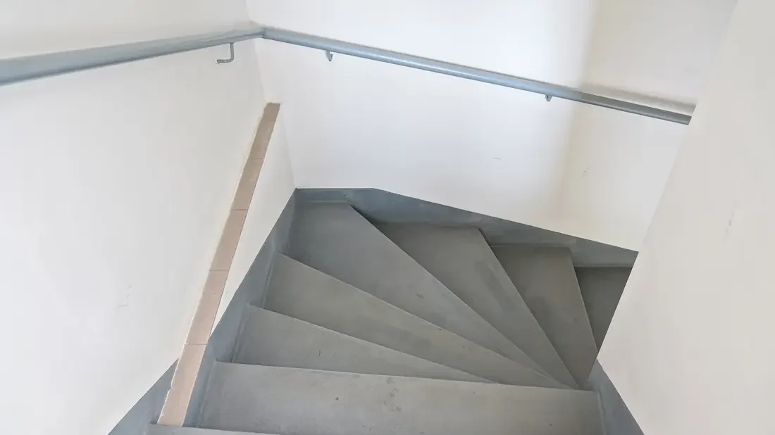Escaleras de microcemento de color gris